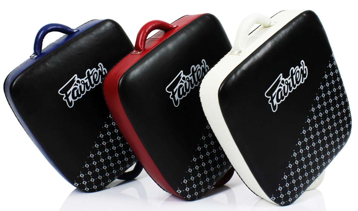 FAIRTEX Leg Kick Pad 'Thai Suitcase' - Svart/Röd, Syntec
